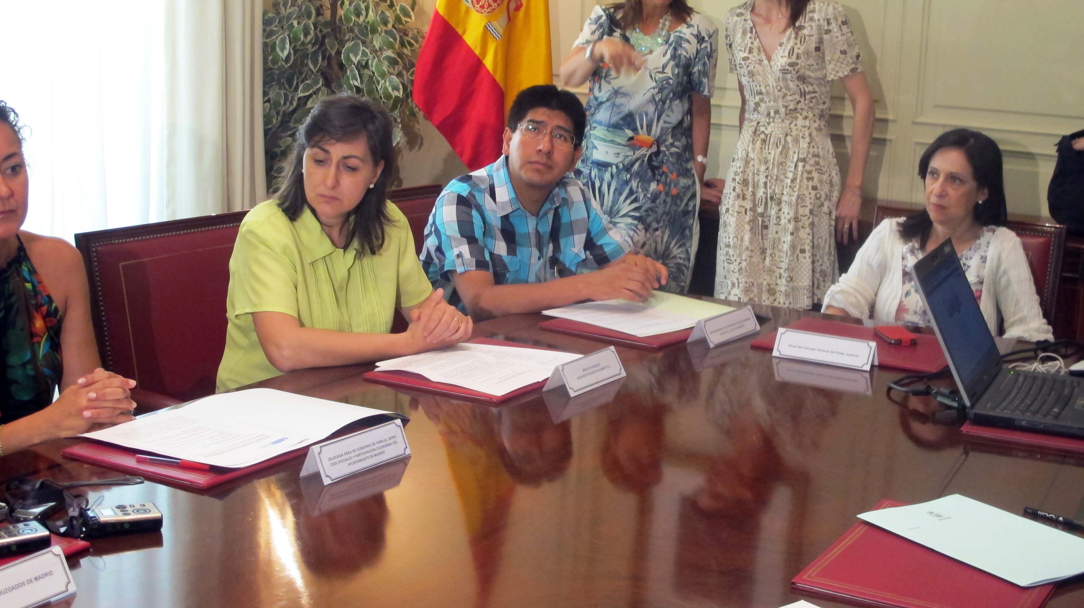 Margarita Robles, vocal del Consejo del Poder Judicial, sigue atentamente la firma del documento